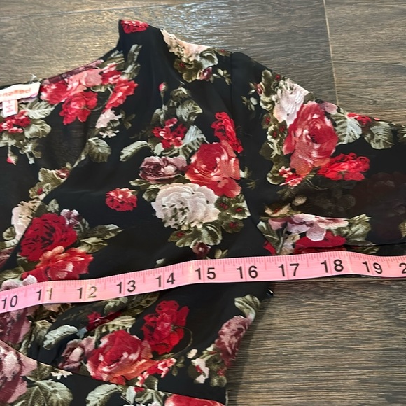 Re-Named Long Sleeve,Floral V-neck, lightweight,sheer, lined upper - Picture 10 of 15